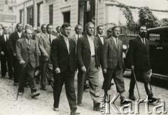 3.05.1941, Craiova, Rumunia.
Polscy uchodźcy podczas pochodu w rocznicę uchwalenia Konstytucji 3-go Maja, pierwszy od prawej idzie Kazimierz Korwin-Zawadzki.
Fot. NN, zbiory Ośrodka KARTA
