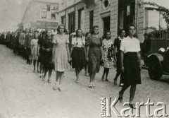 3.05.1941, Craiova, Rumunia.
Polscy uchodźcy podczas pochodu w rocznicę uchwalenia Konstytucji 3-go Maja.
Fot. NN, zbiory Ośrodka KARTA