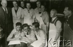1940-1944, Craiova, Rumunia.
Grupa polskich uchodźców, kilka osób w białych fartuchach, prawdopodobnie pracownicy kuchni.
Fot. NN, zbiory Ośrodka KARTA
