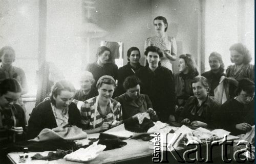 Lata 40., Rumunia.
Polki z Koła Kobiet podczas lekcji szycia.
Fot. NN, zbiory Ośrodka KARTA