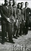 Lata 40., Rumunia.
Grupa młodych mężczyzn w garniturach - polscy uchodźcy w Rumunii podczas II wojny światowej.
Fot. NN, zbiory Ośrodka KARTA