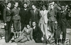 Lata 40., Rumunia.
Kilku młodych mężczyzn w garniturach, dwóch w mundurach - polscy uchodźcy w Rumunii podczas II wojny światowej.
Fot. NN, zbiory Ośrodka KARTA