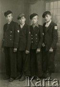 04.10.1939, Ploesti, Rumunia.
Czterej chłopcy w gimnazjalnych mundurkach i czapkach, na odwrocie podpis: 