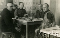 24.03.1940, Caracol, Rumunia
Wielkanoc, czterej mężczyźni siedzący przy zastawionych stole.
Fot. NN, zbiory Ośrodka KARTA