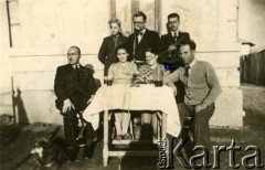 1940-1941, Sarat, Rumunia.
Polscy uchodźcy w Rumunii podczas II wojny światowej - grupa osób przy stole.
Fot. 