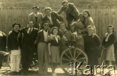 09.05.1945, Rumunia.
Grupa osób świętuje kapitulację Niemiec i zakończenie wojny.
Fot. NN, zbiory Ośrodka KARTA