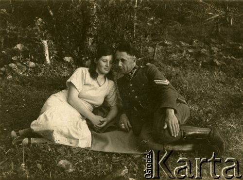 1940, Rumunia.
Adela Pestrakiewicz i polski oficer leżą na kocu pod drzewem; na odwrocie podpis: 