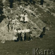 Lata 40., Rumunia.
Polscy uchodźcy przebywający na terenie Rumunii podczas II wojny światowej - grupa osób na wycieczce w górach, pierwszy z lewej stoi Stanisław Wisłocki.
Fot. NN, zbiory Ośrodka KARTA.