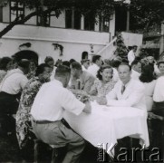 Lata 40., Rumunia.
Polscy uchodźcy w Rumunii podczas II wojny światowej - dużą grupa osób siedzi w sadzie przy zastawionych stołach, w głębi piąty od lewej siedzi Stanisław Wisłocki.
Fot. NN, zbiory Ośrodka KARTA.