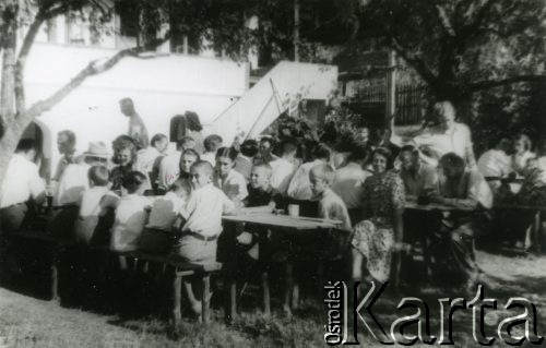 Lata 40., Rumunia.
Polscy uchodźcy w Rumunii podczas II wojny światowej - grupa osób siedzi przy trzech zastawionych stołach, z prawej stoi Stanisław Wisłocki.
Fot. NN, zbiory Ośrodka KARTA.