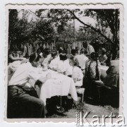 Lata 40., Rumunia.
Polscy uchodźcy w Rumunii podczas II wojny światowej - duża grupa osób siedzi w sadzie przy zastawionych stołach.
Fot. NN, zbiory Ośrodka KARTA