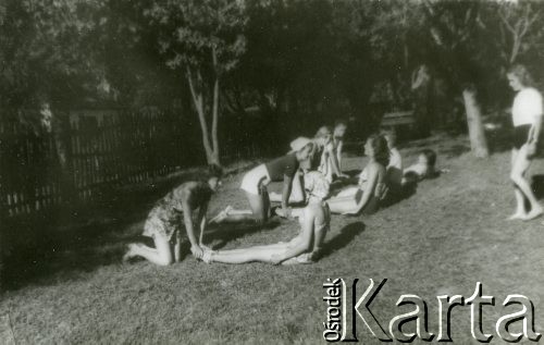 Lata 40., Rumunia.
Polscy uchodźcy w Rumunii podczas II wojny światowej - kobiety w czasie ćwiczeń gimnastycznych.
Fot. NN, zbiory Ośrodka KARTA