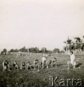 Lata 40., Rumunia.
Polscy uchodźcy w Rumunii podczas II wojny światowej - dzieci przygotowujące się do biegu.
Fot. NN, zbiory Ośrodka KARTA