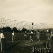 Lata 40., Rumunia.
Polscy uchodźcy w Rumunii podczas II wojny światowej - młodzież grająca w siatkówkę.
Fot. NN, zbiory Ośrodka KARTA