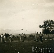 Lata 40., Rumunia.
Polscy uchodźcy w Rumunii podczas II wojny światowej - młodzież podczas gry w siatkówkę.
Fot. NN, zbiory Ośrodka KARTA