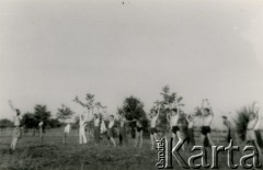 Lata 40., Rumunia.
Polscy uchodźcy w Rumunii podczas II wojny światowej - grupa młodzieży w czasie ćwiczeń gimnastycznych.
Fot. NN, zbiory Ośrodka KARTA