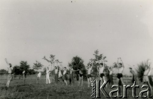 Lata 40., Rumunia.
Polscy uchodźcy w Rumunii podczas II wojny światowej - grupa młodzieży w czasie ćwiczeń gimnastycznych.
Fot. NN, zbiory Ośrodka KARTA