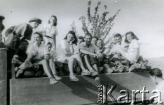 Lata 40., Rumunia.
Polscy uchodźcy w Rumunii podczas II wojny światowej - grupa młodzieży siedzi na platformie ciężarówki wiozącej drewno.
Fot. NN, zbiory Ośrodka KARTA
