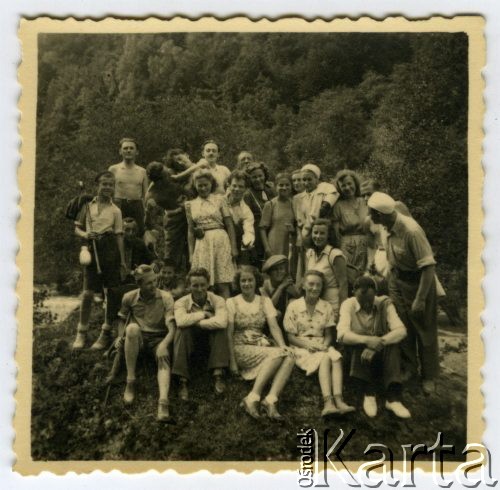 Lata 40., Rumunia.
Polscy uchodźcy w Rumunii podczas II wojny światowej - grupa osób na wycieczce w górach.
Fot. NN, zbiory Ośrodka KARTA