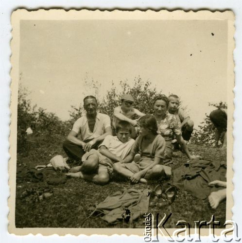 Lata 40., Rumunia.
Polscy uchodźcy w Rumunii podczas II wojny światowej - grupa osób siedzi  na stoku pagórka.
Fot. NN, zbiory Ośrodka KARTA