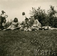 Lata 40., Rumunia.
Polscy uchodźcy w Rumunii podczas II wojny światowej - kilka osób odpoczywających w plenerze.
Fot. NN, zbiory Ośrodka KARTA