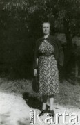 1939-1944, Rumunia.
Polscy uchodźcy w Rumunii - kobieta w kwiecistej sukience stojąca na drodze.
Fot. NN, zbiory Ośrodka KARTA