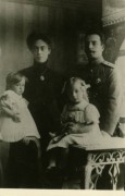 1911, Wiaźma, Imperium Rosyjskie.
Irena Misztal (z lewej) z rodzicami: Włodzimierzem Piotuchem, Aliną Ziger-Korn i siostrą Marią.
Fot. NN, kolekcja Ireny Misztal, zbiory Ośrodka KARTA
