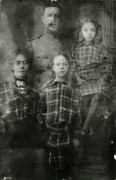 1916-1917, prawdopodobnie Wiaźma, Imperium Rosyjskie.
Irena Misztal z rodziną. Od lewej: ojciec Włodzimierz Piotuch, Irena, matka Alina Ziger-Korn, siostra Maria.
Fot. NN, kolekcja Ireny Misztal, zbiory Ośrodka KARTA
