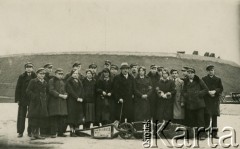 1935-1939, Kraków, Polska
Wycieczka szkolna z gimnazjum im. Tadeusza Kościuszki w Turku, w tle Kopiec Piłsudskiego na Sowińcu. Wśrodku (w kapeluszu) stoi Marian Cieplak, dyrektor gimnazjum, trzeci od lewej: Jerzy Muszyński.
Fot. E.M. Bajorek (Foto TUN, Centrala, Kraków, ul. Jagiellońska 8 m.6), zbiory Ośrodka KARTA, udostępnił Antoni Muszyński.
 
