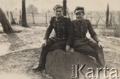 Przed 1939, Mińsk Mazowiecki, Polska.
Ogniomistrz Edward Dąbek i podporucznik Bolesław Rodzik na obelisku upamiętniającym Kasztankę, napis na pomniku: 