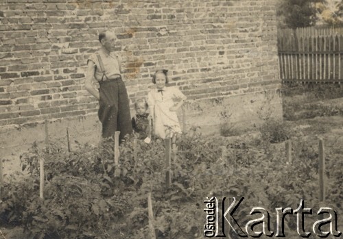 1944, Polska.
Stefan Wieczorek z córkami Lucyną i Marią przed domem.
Fot. NN, zbiory Ośrodka KARTA
 
