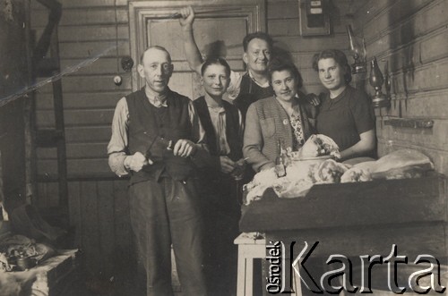 1942-1943, Polska.
Nielegalny ubój żywca, z lewej stoi Stefan Wieczorek.
Fot. NN, zbiory Ośrodka KARTA
 
