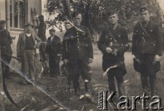 1944, Polska.
Niemieccy żandarmi nadzorujący budowę domu, z lewej (w kapeluszu) stoi Stefan Wieczorek.
Fot. NN, zbiory Ośrodka KARTA
 
