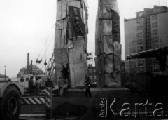 Około 15.12.1980, Gdańsk, Polska.
Ostatnie prace przed odsłonięciem pomnika ku czci stoczniowców poległych w starciach z milicją i wojskiem w grudniu 1970 r.
Fot. NN, zbiory Ośrodka KARTA


