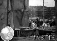 Około 15.12.1980, Gdańsk, Polska.
Ostatnie prace przed odsłonięciem pomnika ku czci stoczniowców poległych w starciach z milicją i wojskiem w grudniu 1970 r.
Fot. NN, zbiory Ośrodka KARTA

