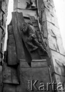 Około 15.12.1980, Gdańsk, Polska.
Fragment pomnika ku czci stoczniowców poległych w starciach z milicją i wojskiem w grudniu 1970 r.
Fot. NN, zbiory Ośrodka KARTA

