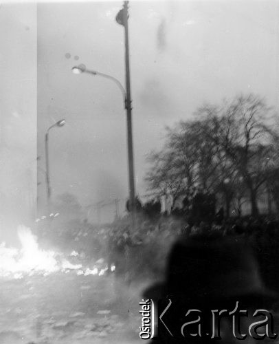 Grudzień 1970, Szczecin, Polska.
Ulica w dniach robotniczego protestu, manifestanci przed płonącym budynkiem.
Fot. NN, zbiory Ośrodka KARTA

