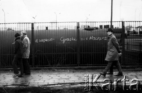 22.12.1970, Szczecin, Polska.
Robotnicze protesty na Wybrzeżu, napis za ogrodzeniem 
