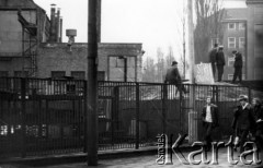 22.12.1970, Szczecin, Polska.
Robotnicy strajkującego zakładu, napis na ogrodzeniu: 