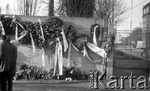 1.05.1971, Gdańsk, Polska.
Wieńce i kwiaty, upamiętniające ofiary robotniczych protestów na Wybrzeżu, na murze przy bramie Stoczni Gdańskiej.
Fot. NN, zbiory Ośrodka KARTA