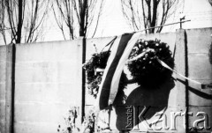 1.05.1971, Gdańsk, Polska.
Wieńce i kwiaty, upamiętniające ofiary robotniczych protestów na Wybrzeżu, na murze Stoczni Gdańskiej.
Fot. NN, zbiory Ośrodka KARTA