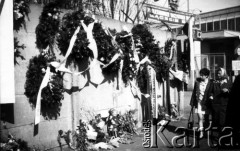 1.05.1971, Gdańsk, Polska.
Wieńce i kwiaty, upamiętniające ofiary robotniczych protestów na Wybrzeżu, na murze przy bramie głównej Stoczni Gdańskiej.
Fot. NN, zbiory Ośrodka KARTA