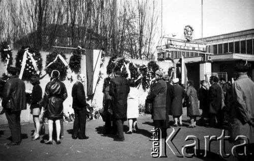 1.05.1971, Gdańsk, Polska.
Wieńce i kwiaty, upamiętniające ofiary robotniczych protestów na Wybrzeżu, na murze przy bramie głównej Stoczni Gdańskiej. Nad bramą transparent: 
