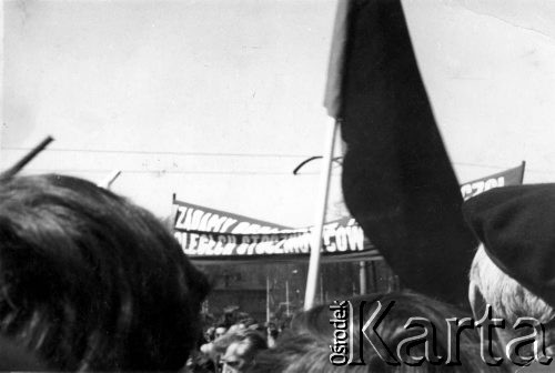 1.05.1971, Gdańsk, Polska.
Pochód pierwszomajowy, manifestanci z hasłem: 