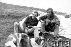 1972-1974, Dziubiele, Polska.
Jan Krzysztof Kelus (z prawej) i Manfred Gardło.
Fot. NN, zbiory Ośrodka KARTA (udostępnił Jacek Staszelis).

