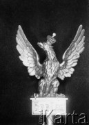 1920, brak miejsca.
Orzeł w koronie-  rzeźba wieńcząca drzewce sztandaru 5 pułku piechoty Legionów.
Fot. NN, zbiory Ośrodka KARTA, udostępnił Jacek Staszelis.

