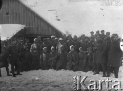 11.01.1920, Szczecinówka,  Łotwa.
5 pułk piechoty Legionów na Łotwie, grupa jeńców bolszewickich, pierwszy z lewej stoi legionista zaznaczony krzyżykiem, podpis na zdjęciu 
