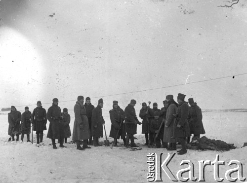Styczeń 1920,  Łotwa.
5 pułk piechoty Legionów na Łotwie. Kopanie grobu dla 29 żołnierzy poległych w walkach pod Mozulą w styczniu 1920.
Fot. NN, zbiory Ośrodka KARTA, udostępnił Jacek 
Staszelis.

