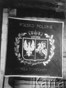 1920, brak miejsca.
Sztandar 5 pułku piechoty Legionów z godłem Polski- białym orłem w koronie i Litwy- Pogonią, nad dwudzielnym herbem- korona, wyszyte napisy: 