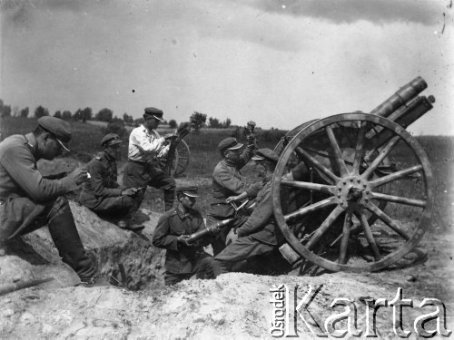 1920, Łotwa.?
Obsługa działa na stanowisku artyleryjskim, podpis na zdjęciu: 
